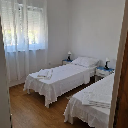 Jela Apartment *